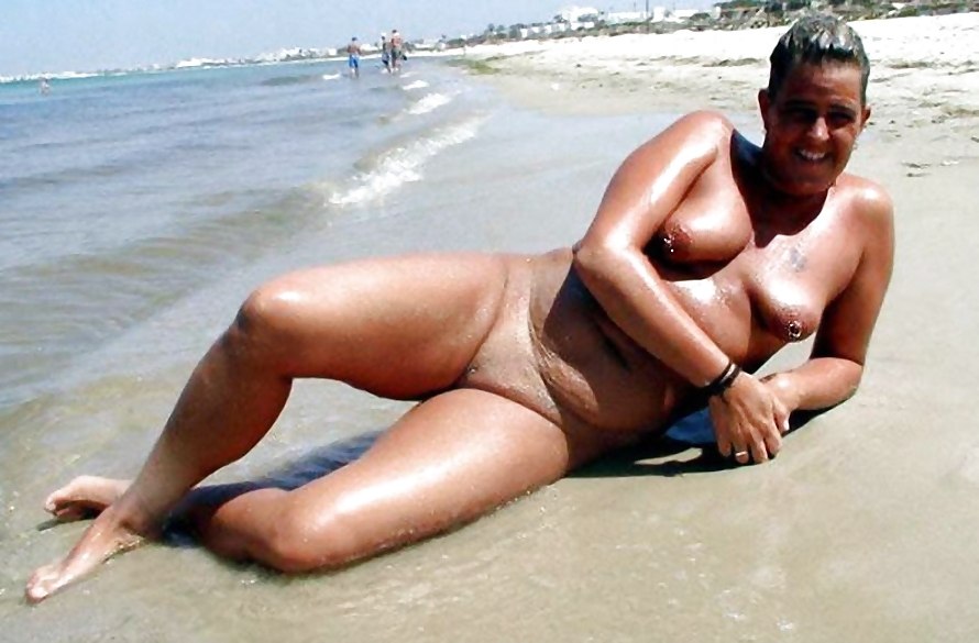 Más nudistas de playa
 #260023