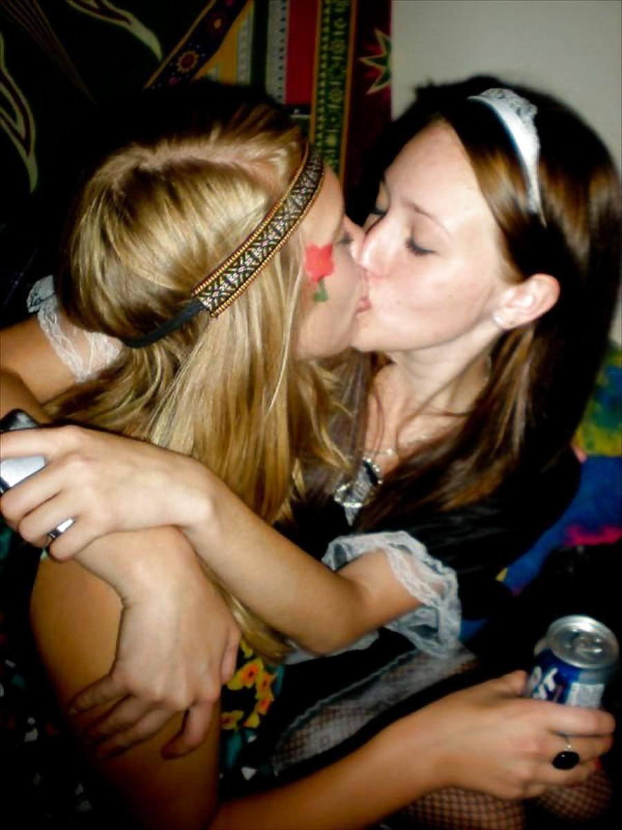 Kissing Girls Make me so wet! #4188034