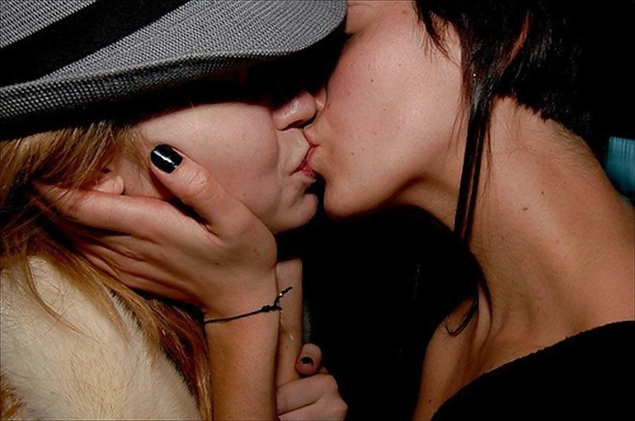 Kissing Girls Make me so wet! #4188041