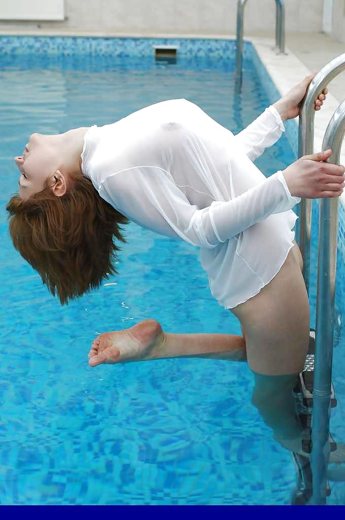 Redhead teen in piscina, da blondelover. #5917937