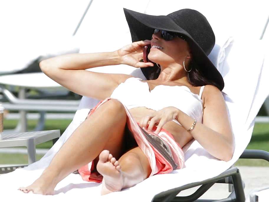 Sofia vergara captó ese profundo escote en la playa
 #2687763