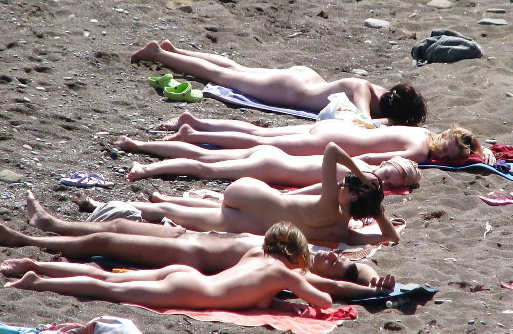 Ragazze nude sulla spiaggia
 #7612874