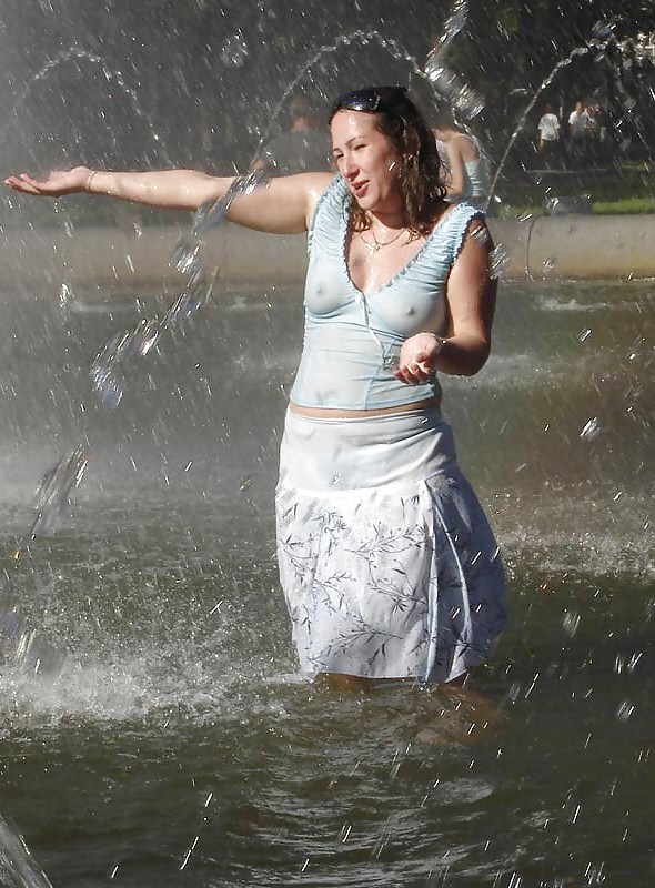 Girls In Water And Fountains #10868678