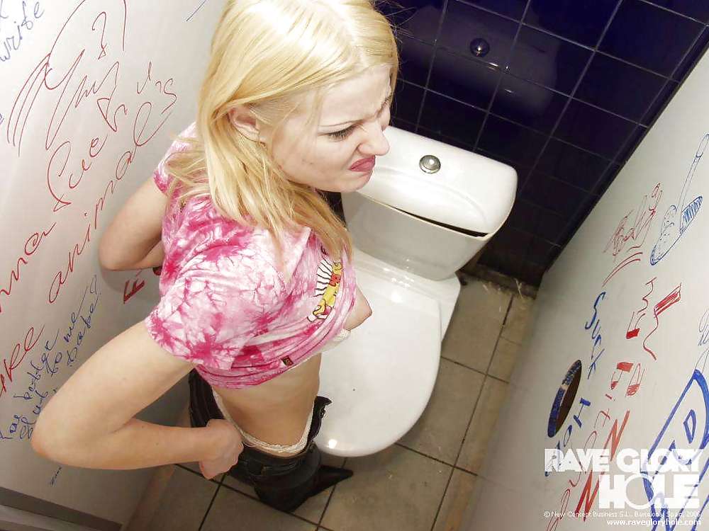 Hot-blonde-in-Toilette #3528864
