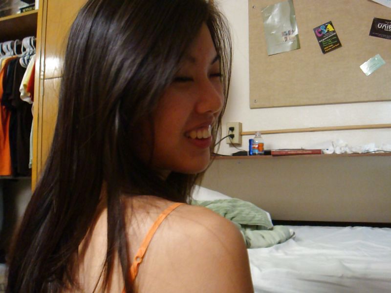 Bella ragazza asiatica mostra la sua figa rasata
 #4310565
