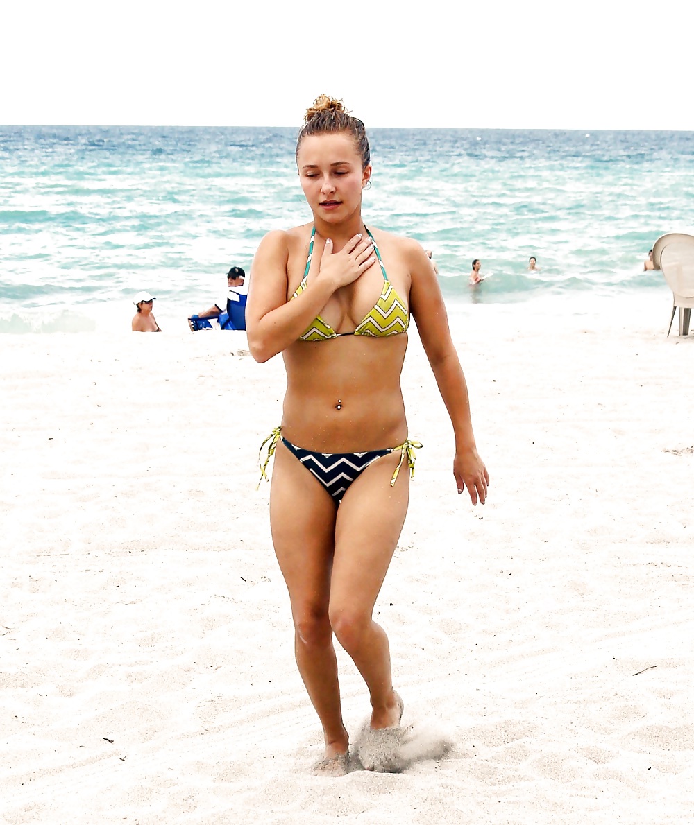 Hayden panettiere usando un bikini en la playa de hollywood
 #21286374