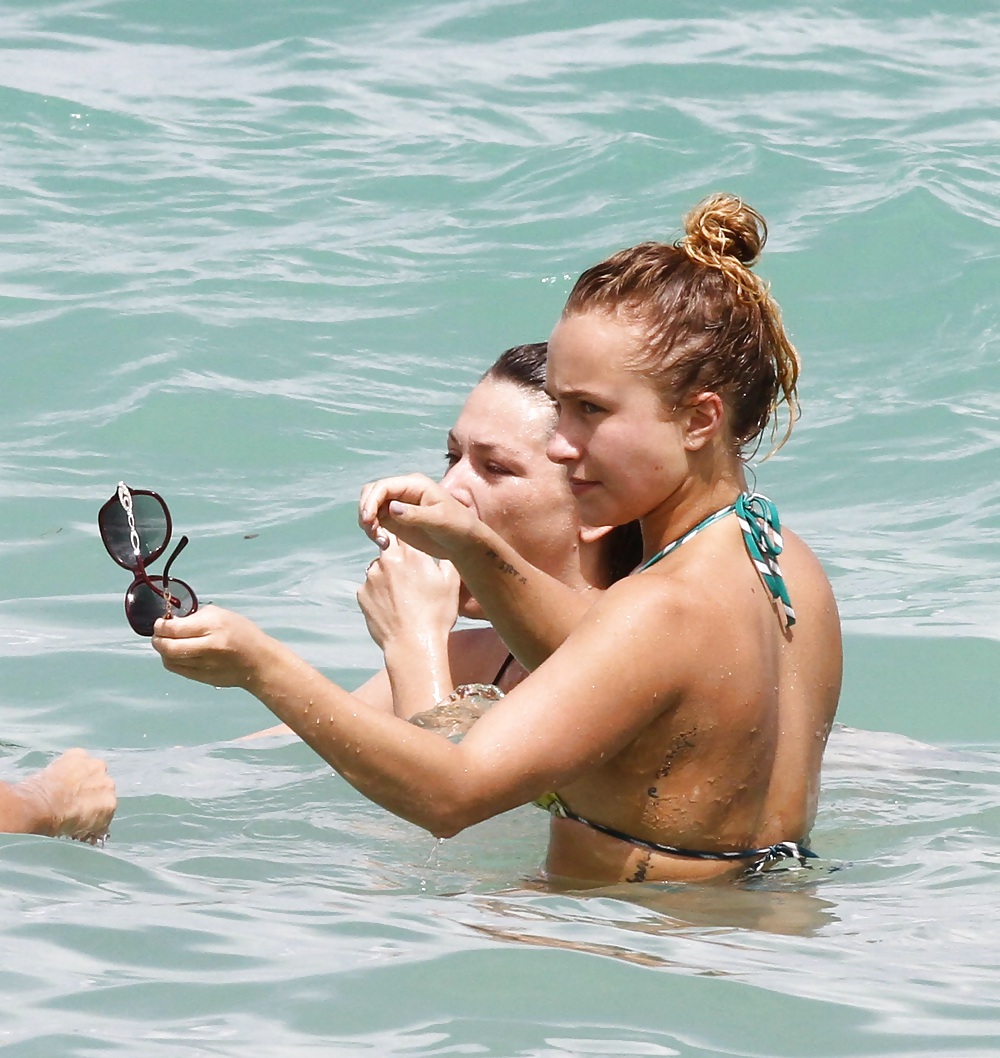 Hayden panettiere usando un bikini en la playa de hollywood
 #21286528