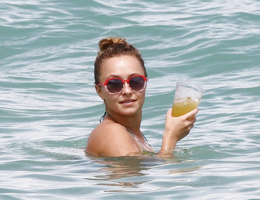 Hayden panettiere usando un bikini en la playa de hollywood
 #21286738