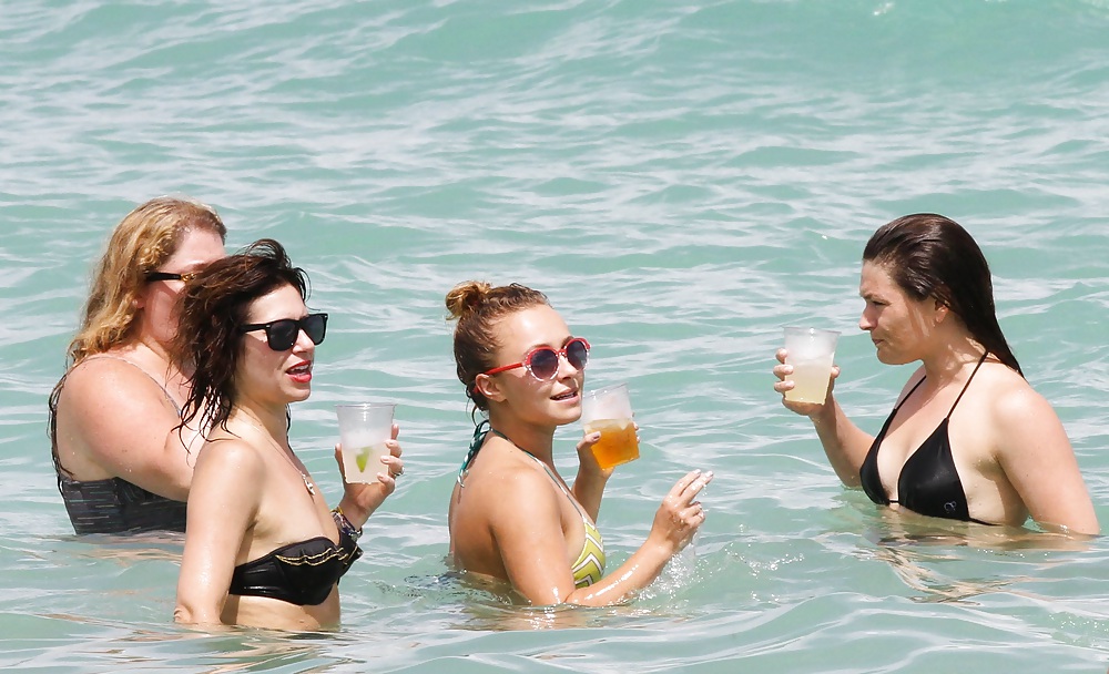 Hayden panettiere usando un bikini en la playa de hollywood
 #21286743