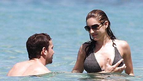 Kelly Brook bikini candids in spiaggia
 #3517935