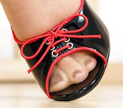 Dedos de los pies en sandalias de tiras (¡mujeres, no transexuales!)
 #1493172