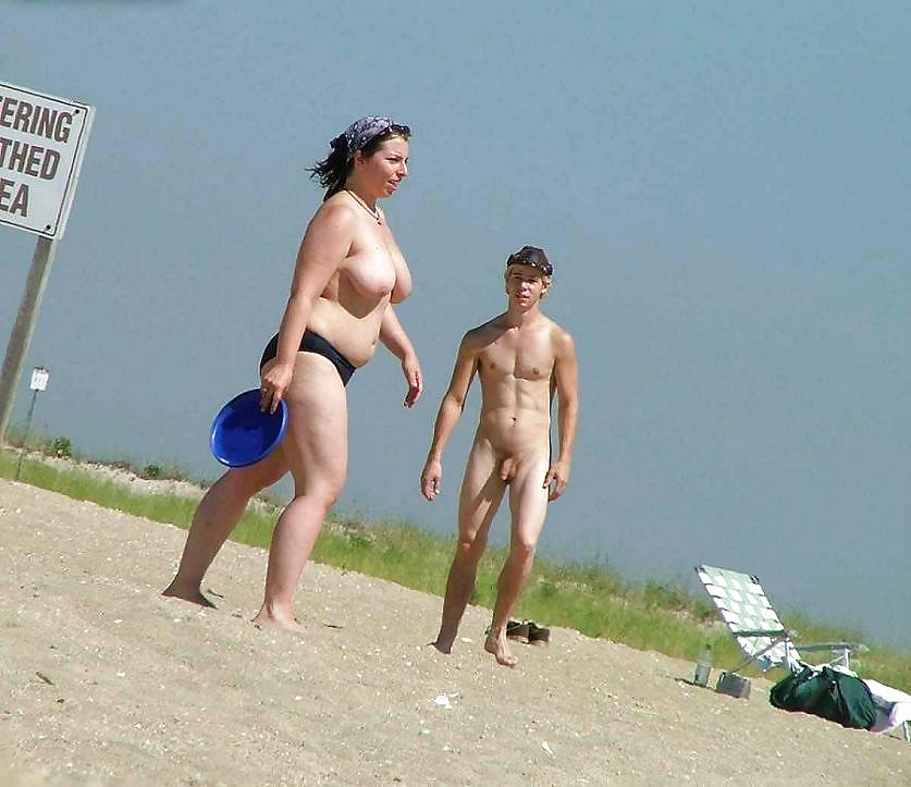 ビーチの裸の女性
 #12517989