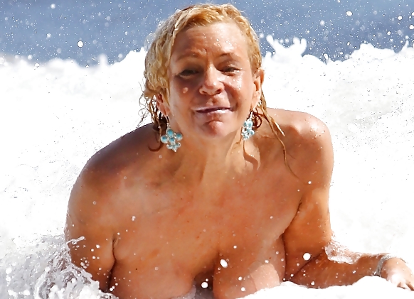Mamma patricia krentcil in topless sulla spiaggia 
 #21174190