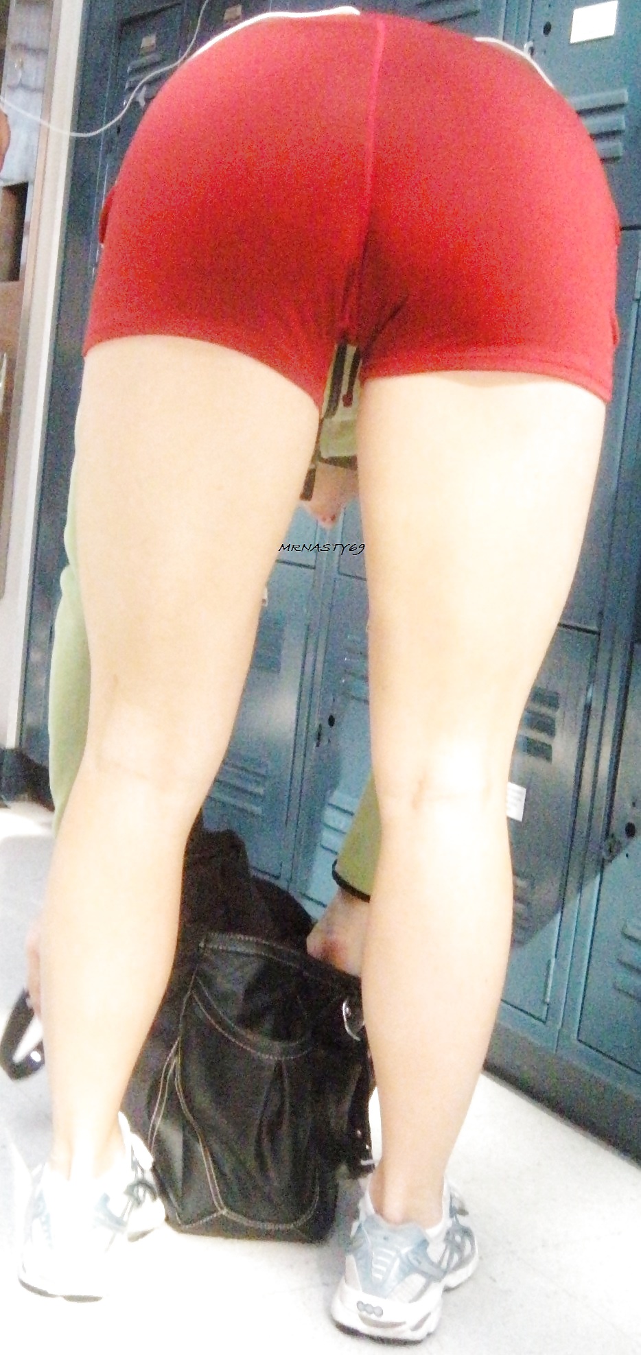 Chica blanca mini shorts rojos apretados mostrando el culo
 #19418440