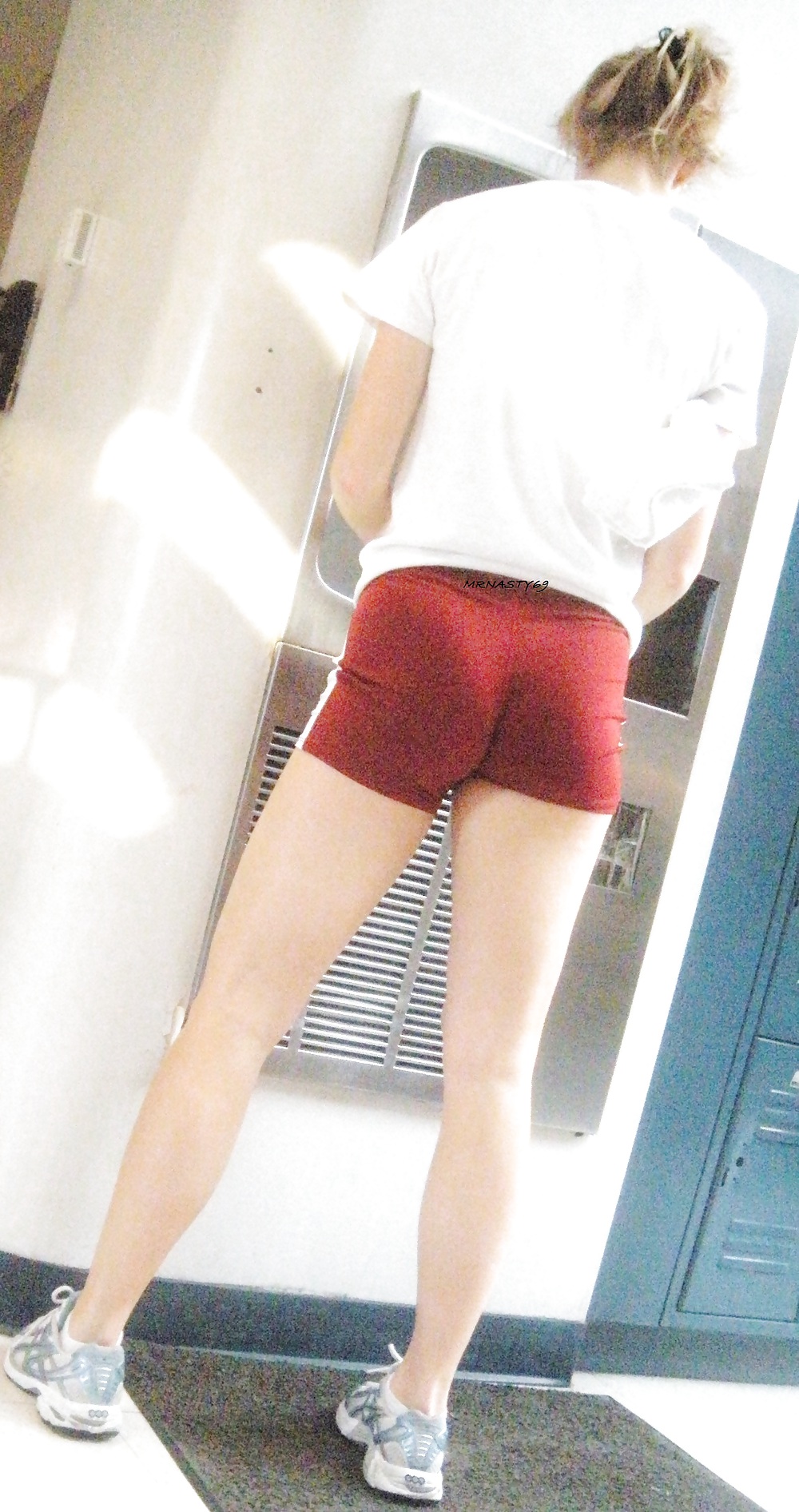 Chica blanca mini shorts rojos apretados mostrando el culo
 #19418470