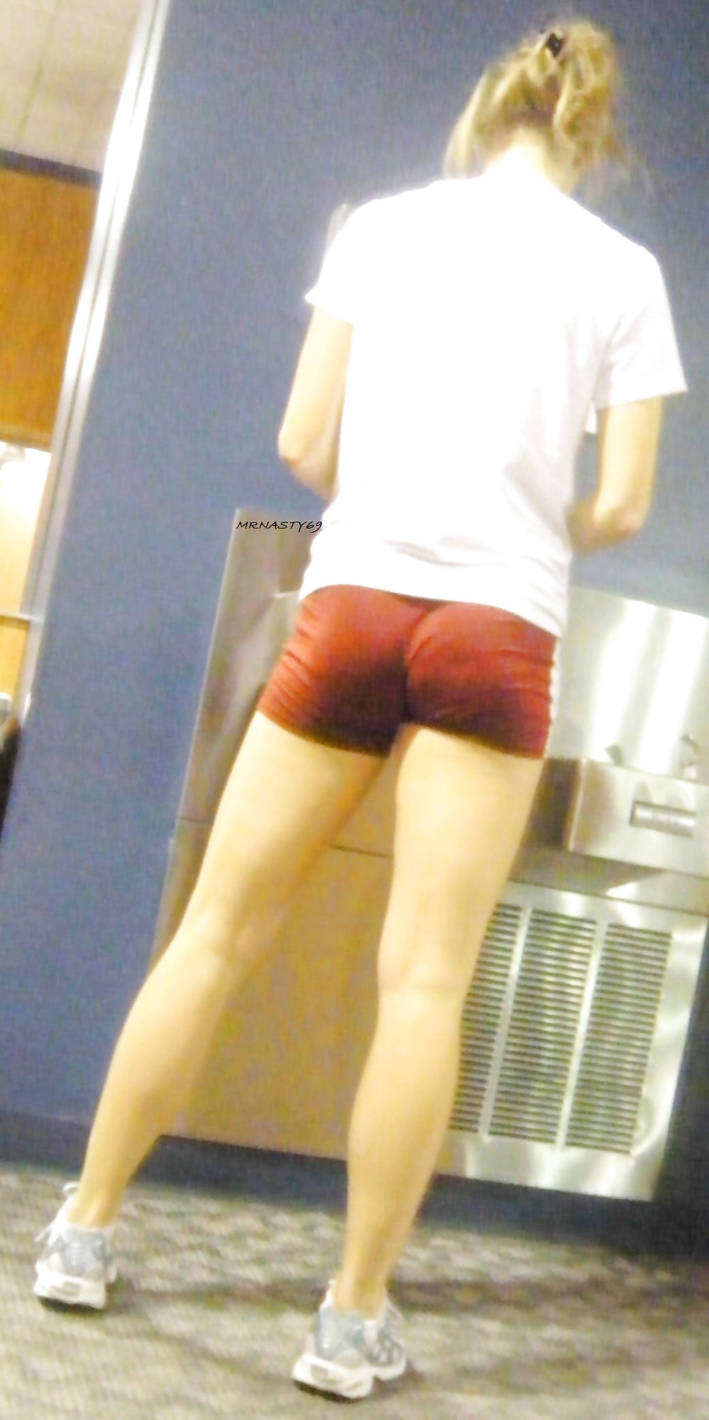 Chica blanca mini shorts rojos apretados mostrando el culo
 #19418474