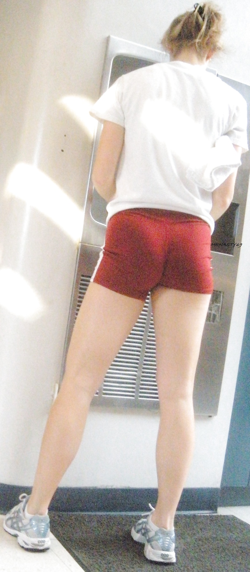 Chica blanca mini shorts rojos apretados mostrando el culo
 #19418480