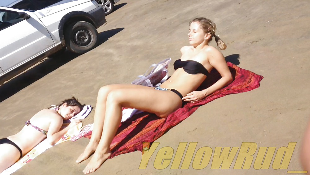 Loira e morena tomando sol - BR #22111246