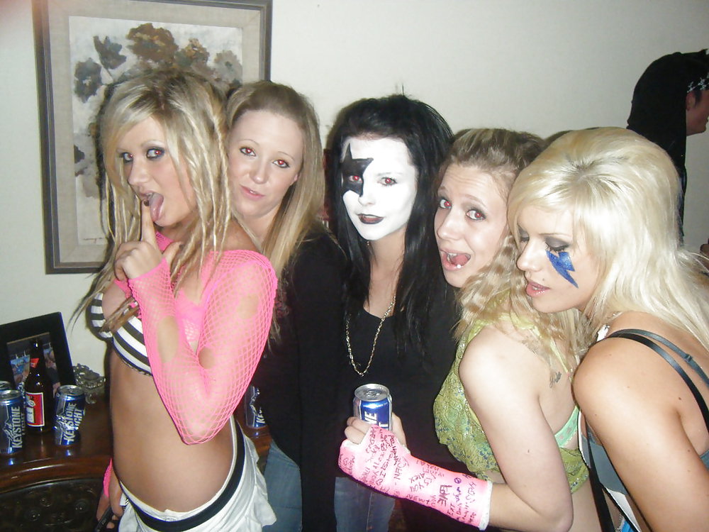 Private:  Friends Partying It Up In College #4732935