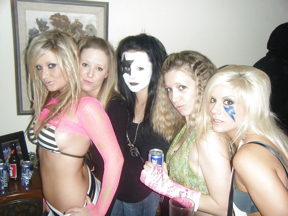 Private:  Friends Partying It Up In College #4732945