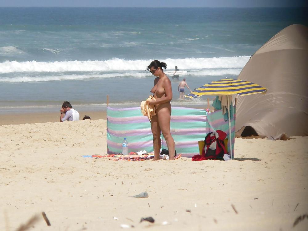 Diversión en la playa desnuda
 #2920773