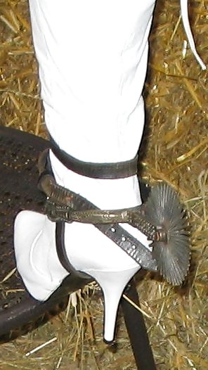 Dominate Peitschenladys im Reitoutfit !! #4589056