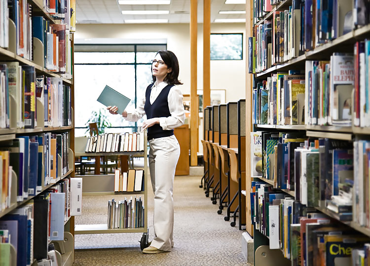 Sie Wissen Nie, Wer Oder Was Sie In Der Bibliothek Finden #15107777