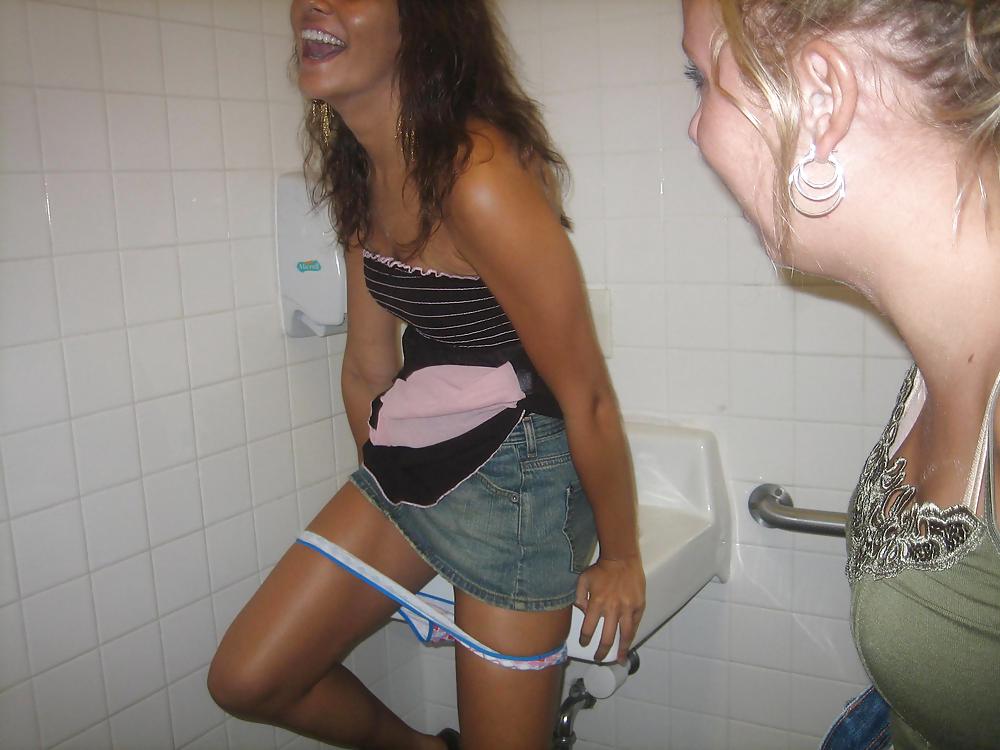 ¿Chicas orinando en el lavabo?
 #4621206