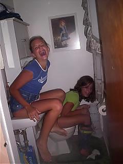 ¿Chicas orinando en el lavabo?
 #4621214