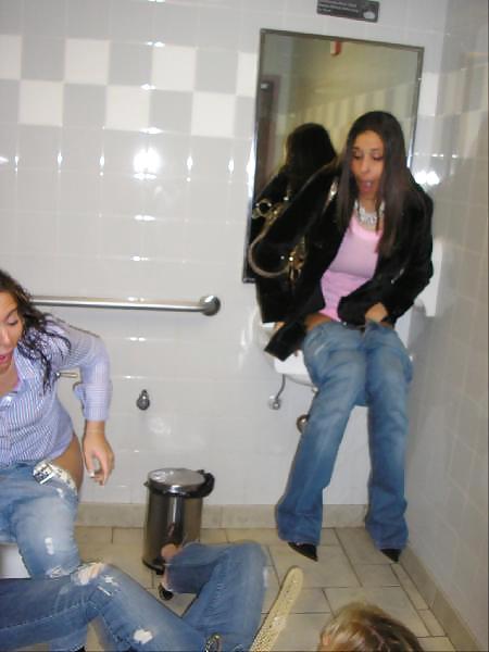 ¿Chicas orinando en el lavabo?
 #4621307