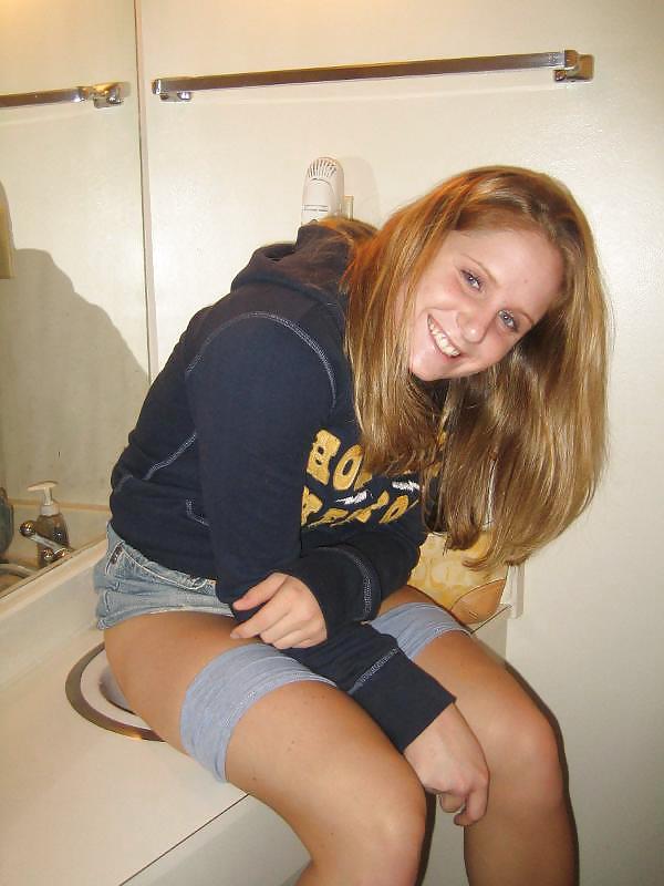 ¿Chicas orinando en el lavabo?
 #4621406
