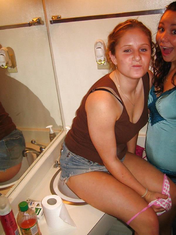 ¿Chicas orinando en el lavabo?
 #4621413