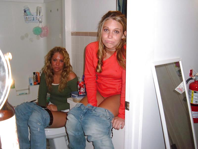 ¿Chicas orinando en el lavabo?
 #4621430