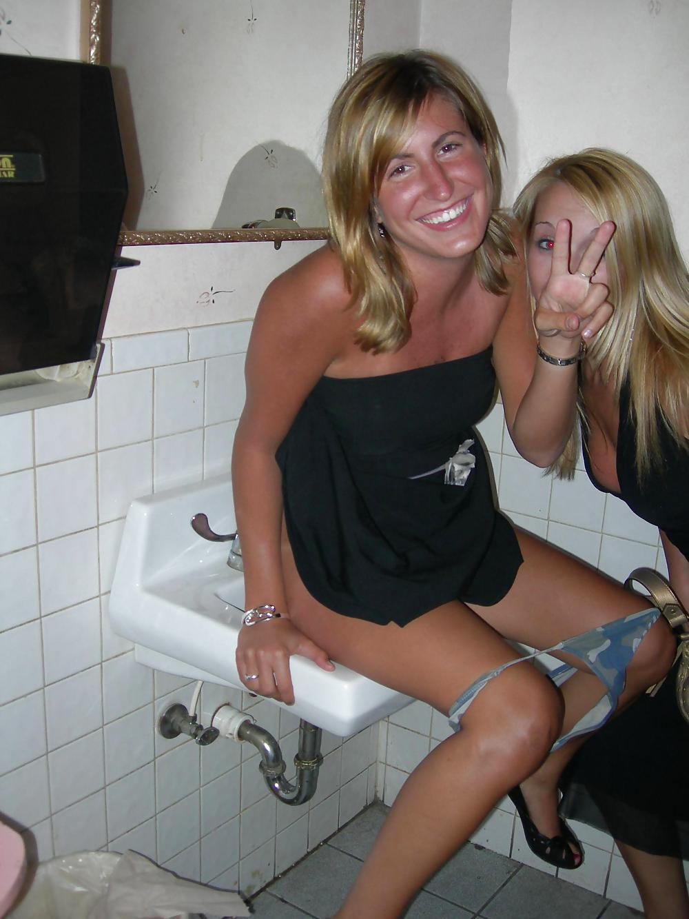 ¿Chicas orinando en el lavabo?
 #4621471
