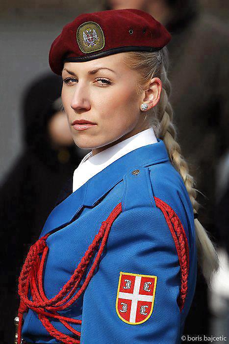 Serbisches Mädchen #17905353