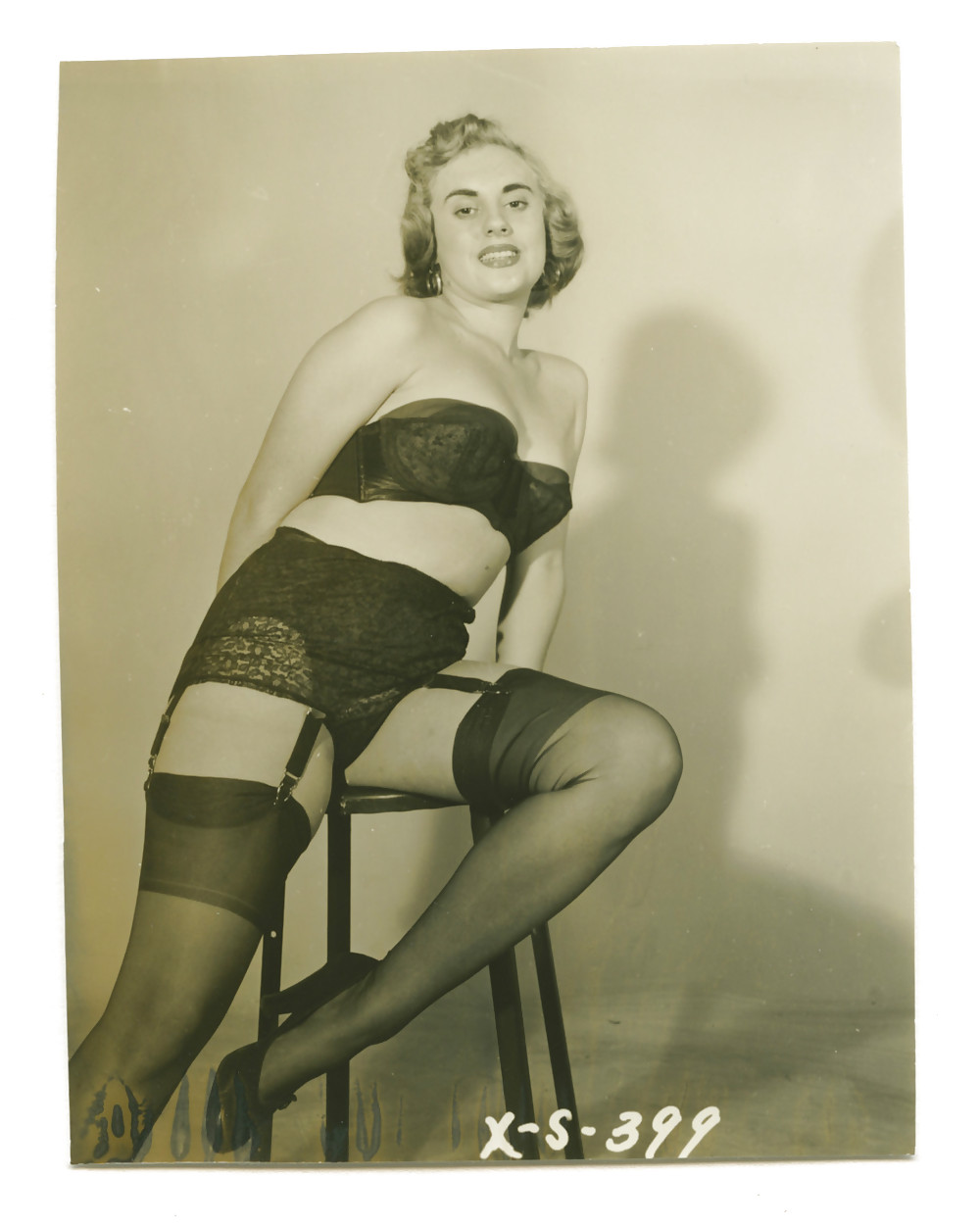 Bas Vintage, Culottes Et Chatte #17805903