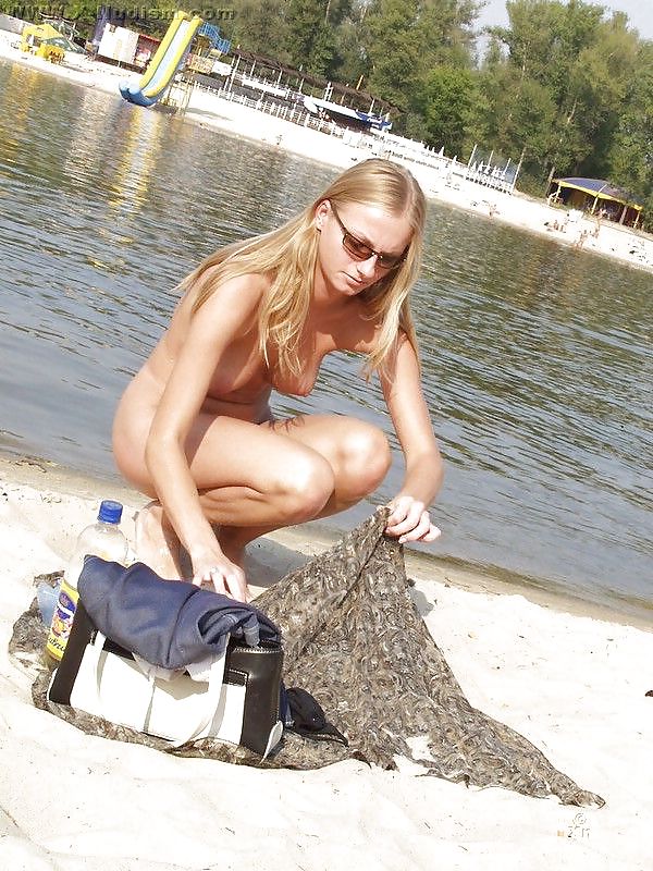 Schöne Blondine Am Strand #5848204