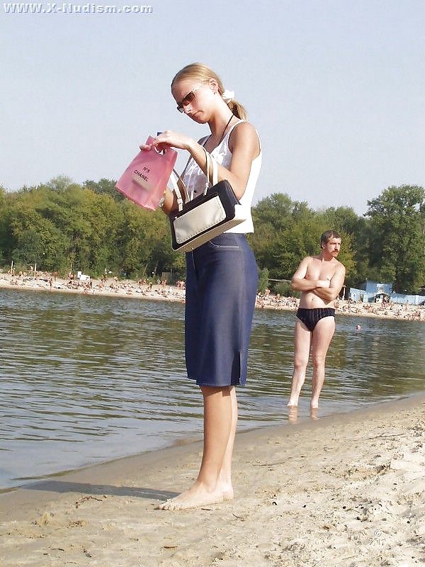 Linda rubia en la playa
 #5848223