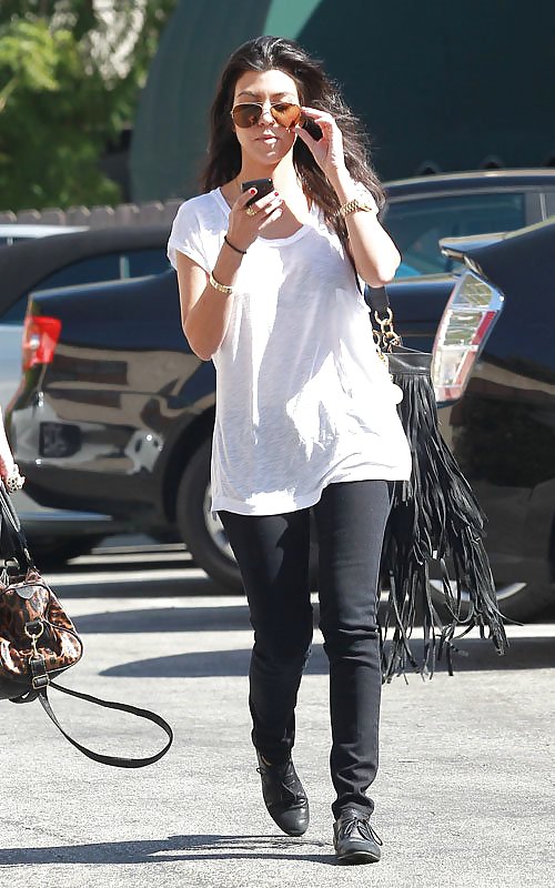 Kourtney Kardashian (schwarzer BH Sichtbar) #3092713