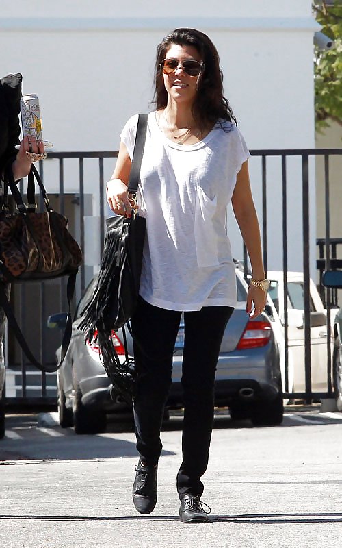 Kourtney Kardashian (schwarzer BH Sichtbar) #3092744