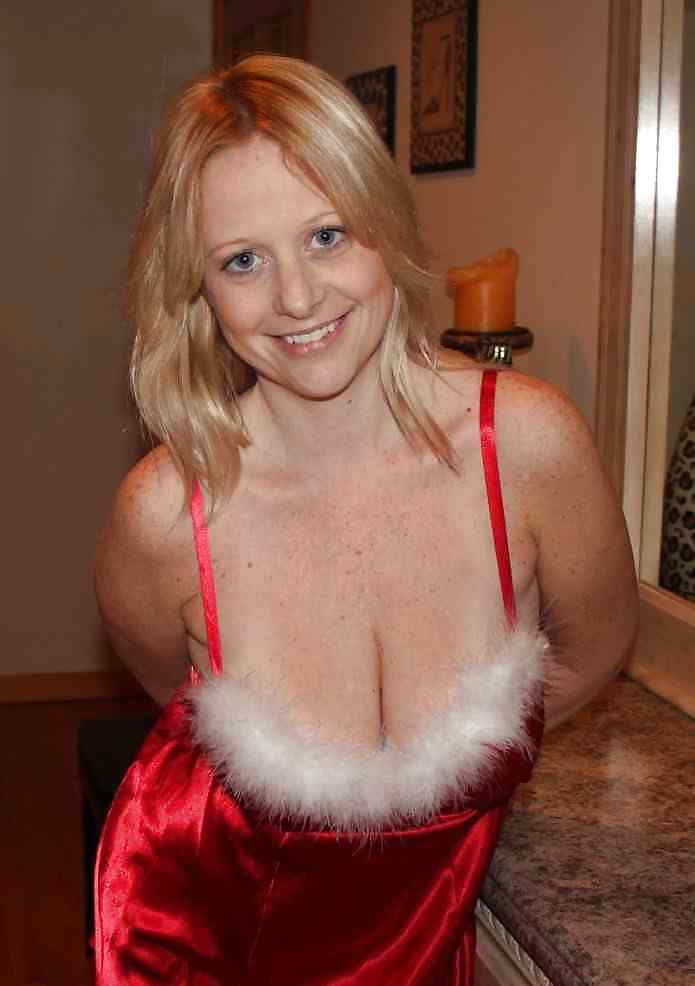 Amateur Blonde MILF Mit Großen Natürlichen Titten Von Darkko #19273397