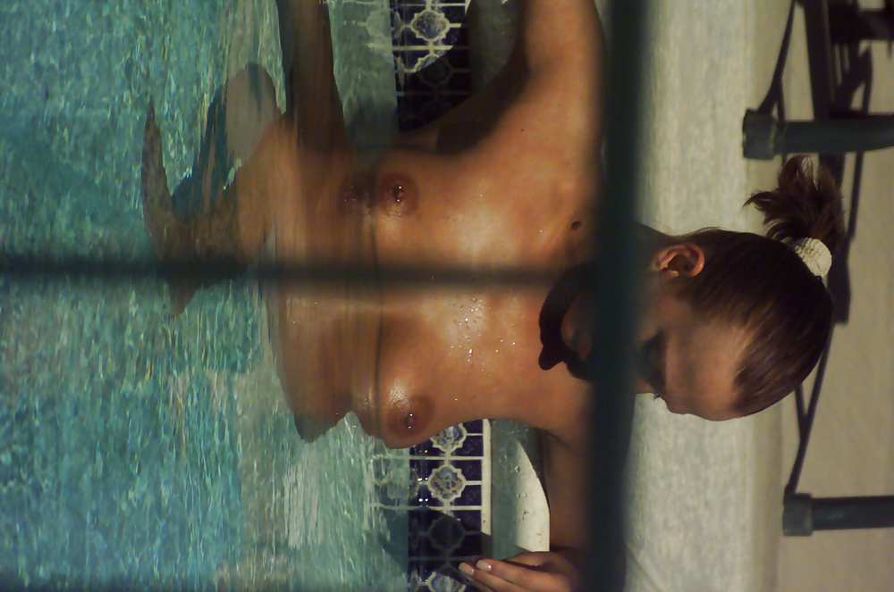 Desnudo en la piscina
 #3590518