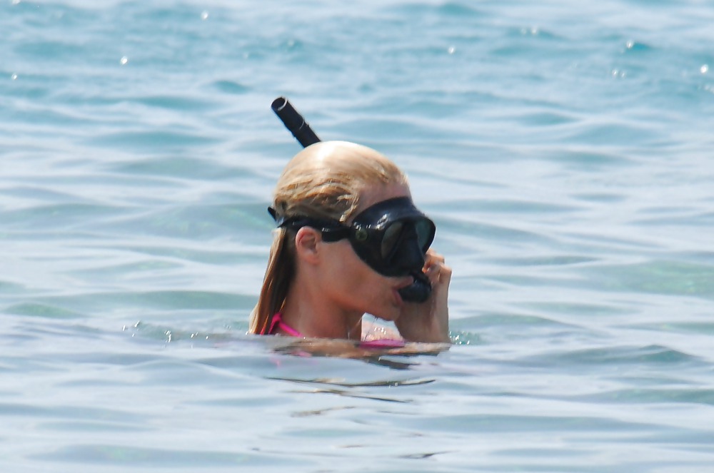 Michelle Hunziker Rose Bikini Sur La Plage De Varigotti #4064045