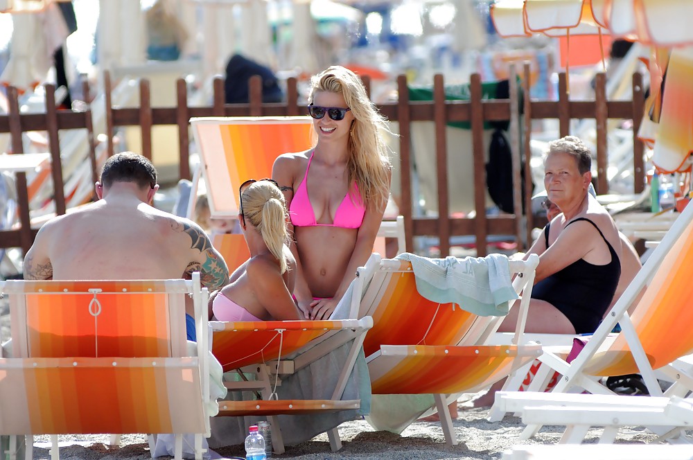 Michelle Hunziker Rose Bikini Sur La Plage De Varigotti #4064267