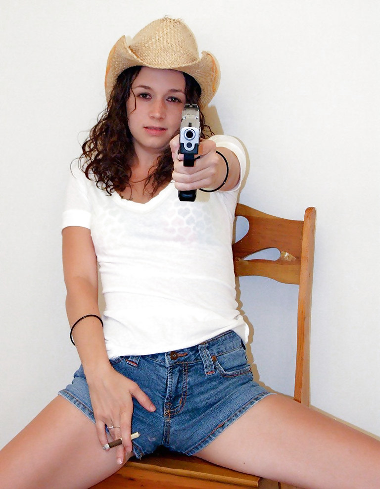 Brunett teen gioca con la pistola
 #4783443