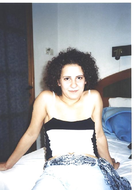 Curly brunette amateur Tania posing #20907952