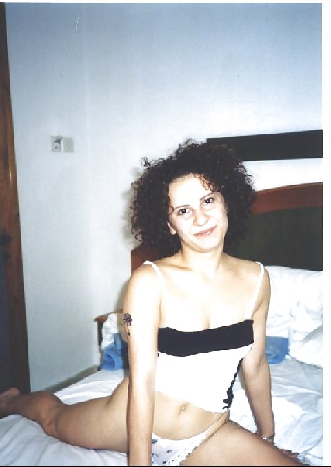 Curly brunette amateur Tania posing #20907967