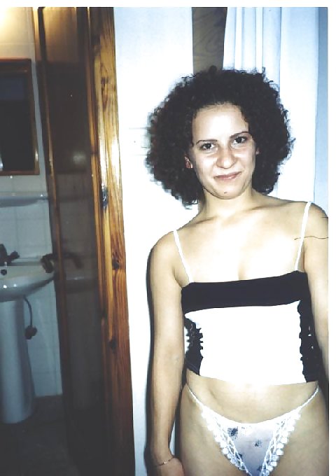 Curly brunette amateur Tania posing #20907985