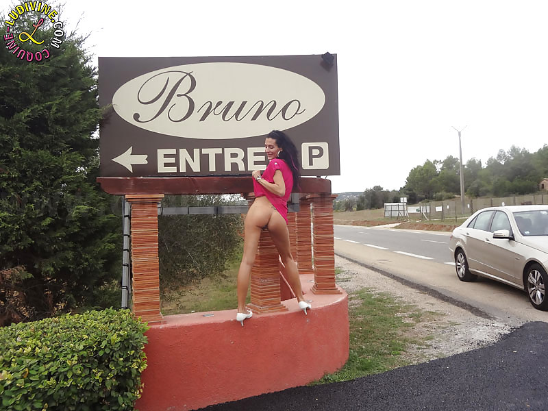 Ludivine puta mostrando en frente de un restaurante
 #12552590