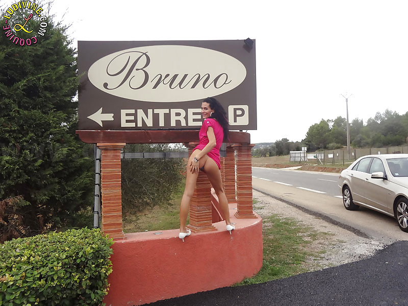 Ludivine puta mostrando en frente de un restaurante
 #12552593